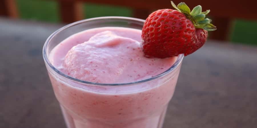 παγωτό ή milkshake με φράουλες