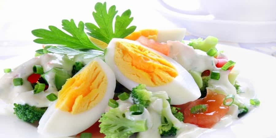 Σαλάτα με αυγό και γιαούρτι